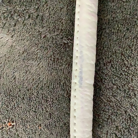 Misses/ladies white leather shoulder bag with multiple compartments - Picture 10 of 10